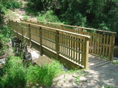 passerelle en bois et ossature en métal